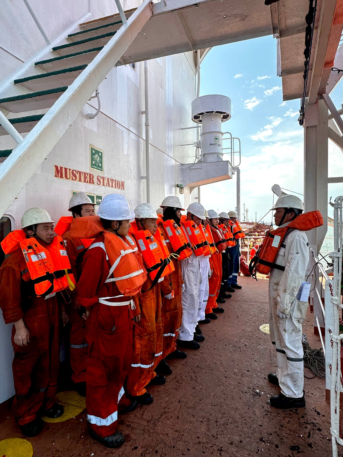 Musterstation – Sicherheitsrolle mit der Crew