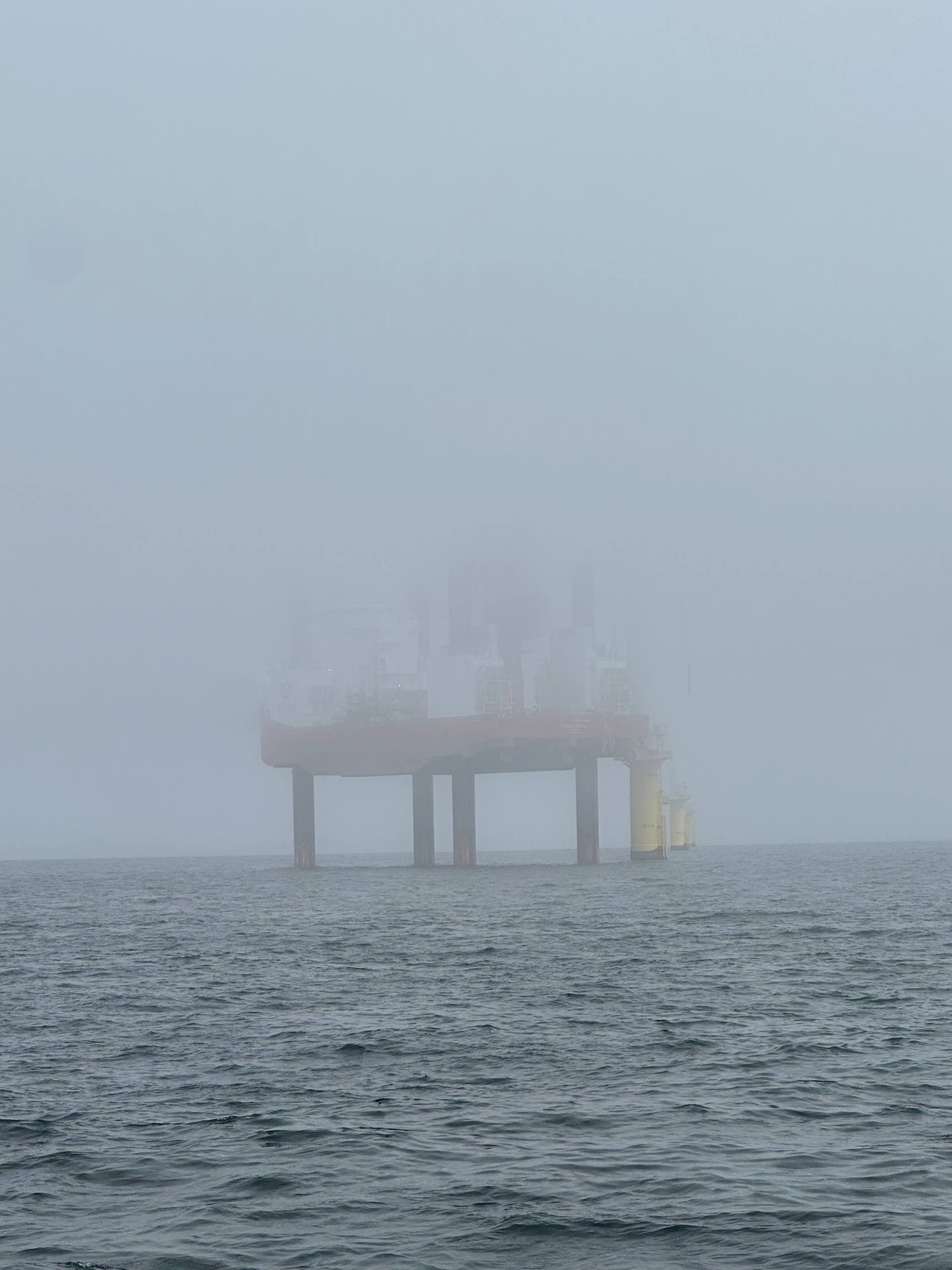 Offshore-Umspannplattform im Nebel, Nordsee