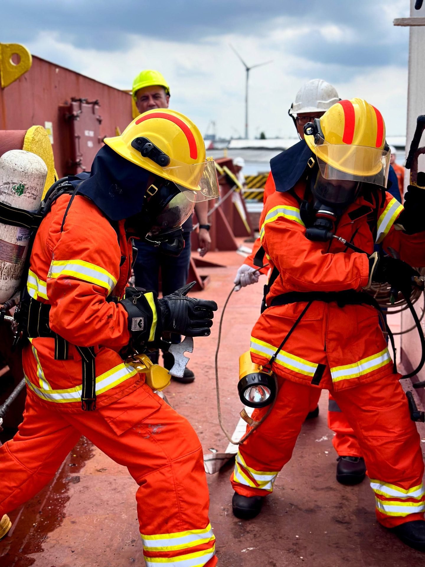 Brandschutzübung mit Atemschutzgeräten an Deck