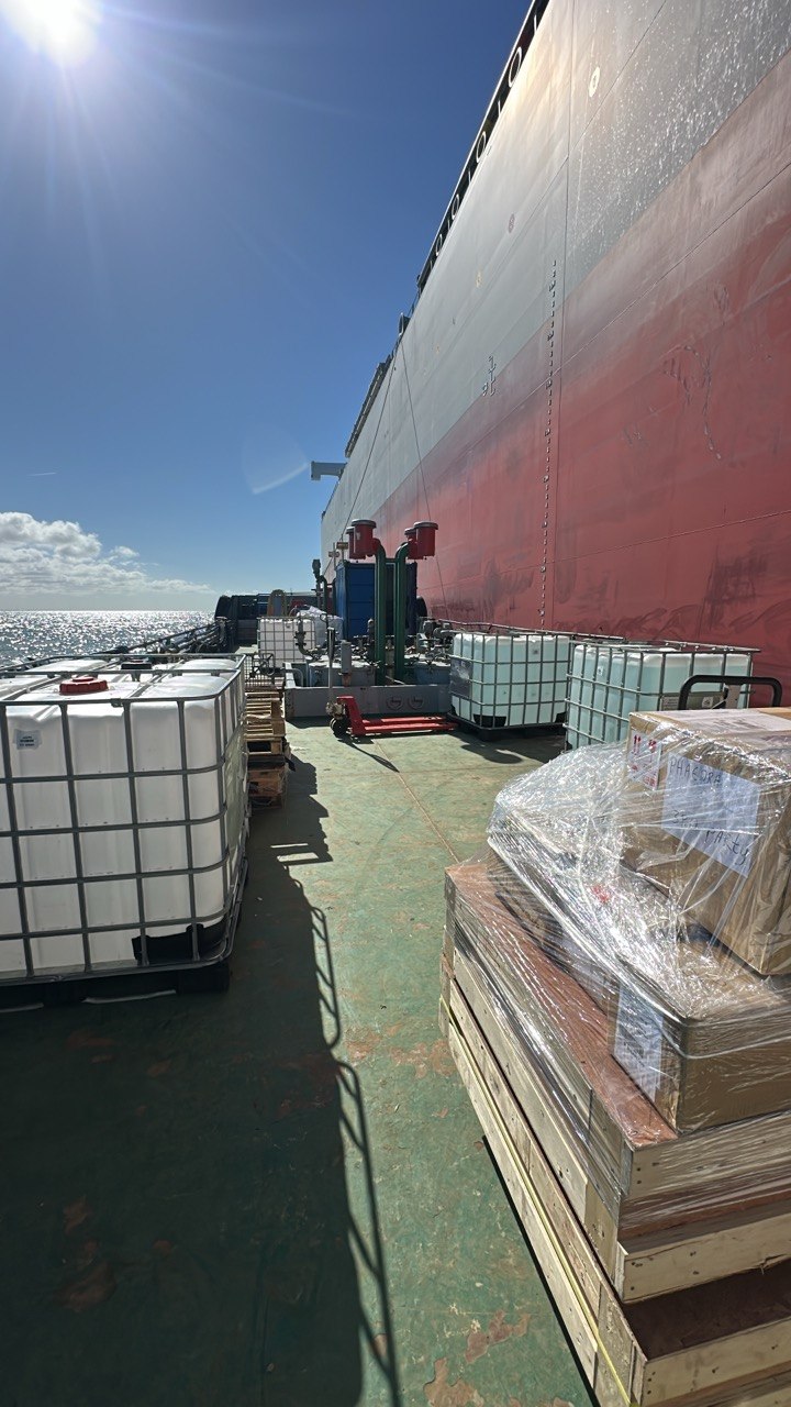 Deck beladen mit IBCs und Material an Bord der Transporter II